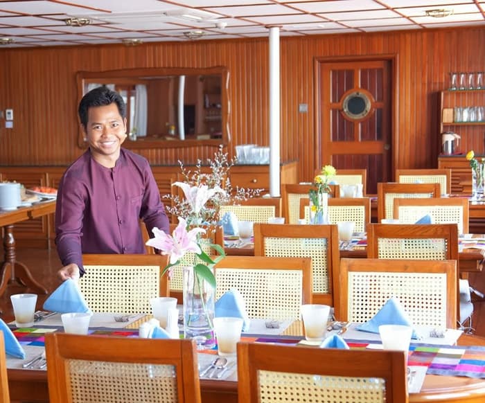 Pandaw RV Mekong Pandaw Restaurant.jpg